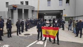 El agente, despedido por sus compañeros.