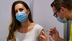 Kate Middleton recibiendo la vacuna.