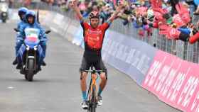 Damiano Caruso celebra su victoria en la 20ª etapa del Giro de Italia 2021