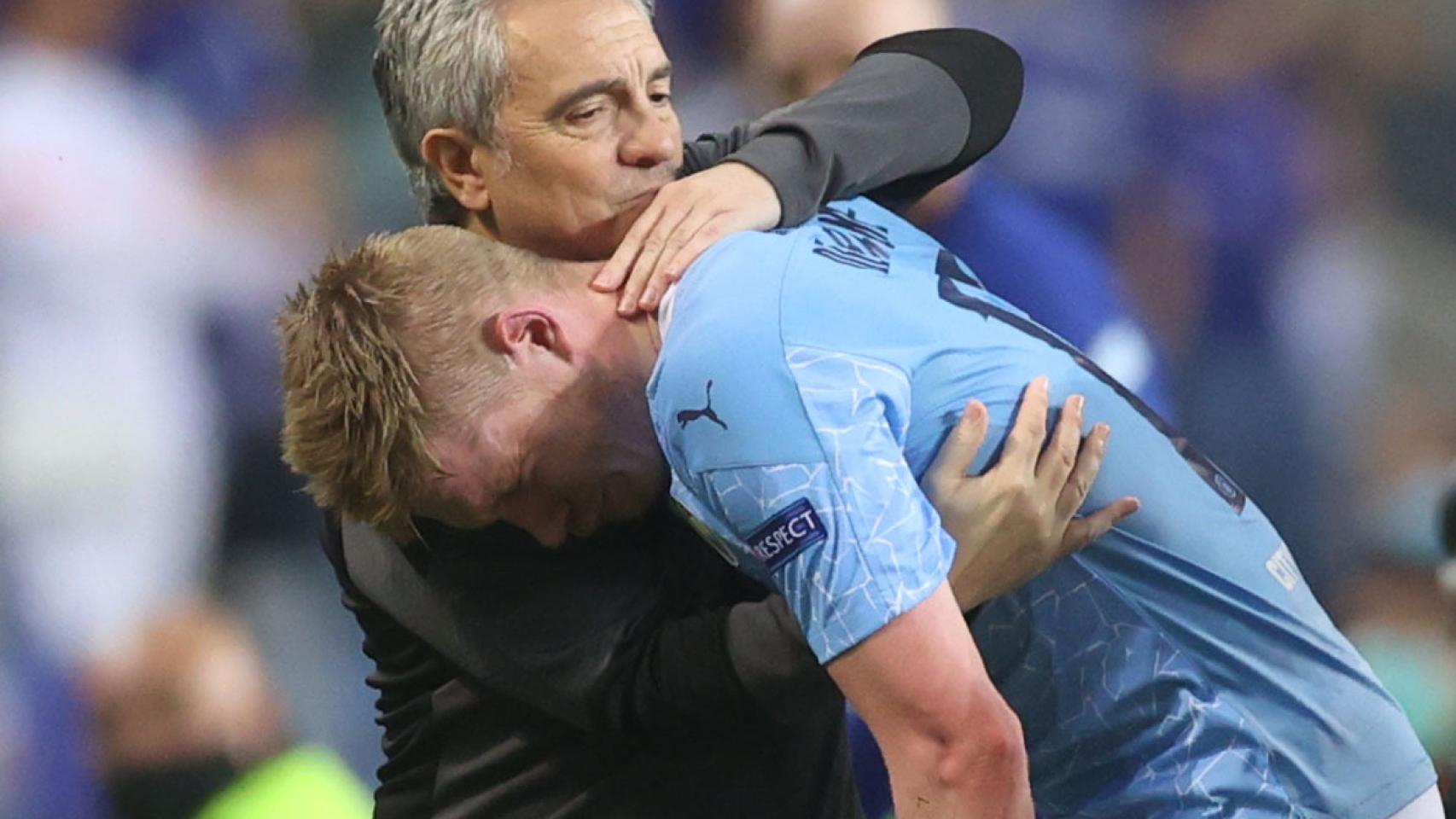 Juanma Lillo se abraza con De Bruyne en el banquillo del City