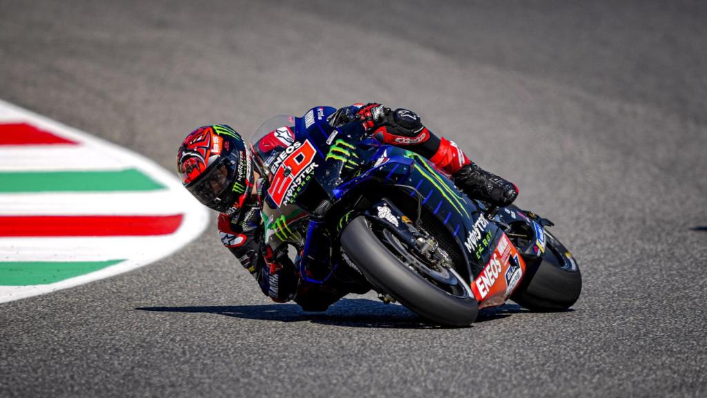 Fabio Quartararo traza un viraje con su Yamaha YZR-M1, en el circuito de Mugello.
