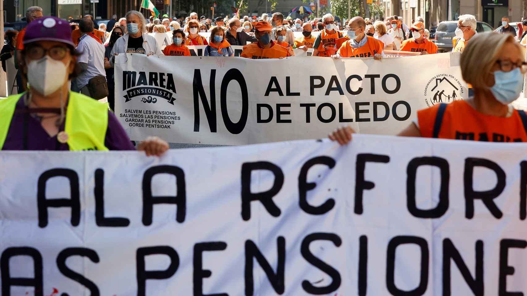 Miembros de la Marea Pensionista de Cataluña se manifiesta por el centro de Barcelona.
