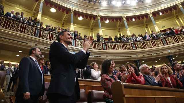 Pedro Sánchez aplaude al Congreso el 1 de junio de 2018, tras ganar la votación de la moción de censura a Mariano Rajoy.