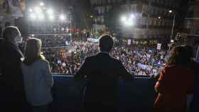 El presidente del PP, Pablo Casado, frente a una multitud en Génova que celebraba el triunfo del 4-M.