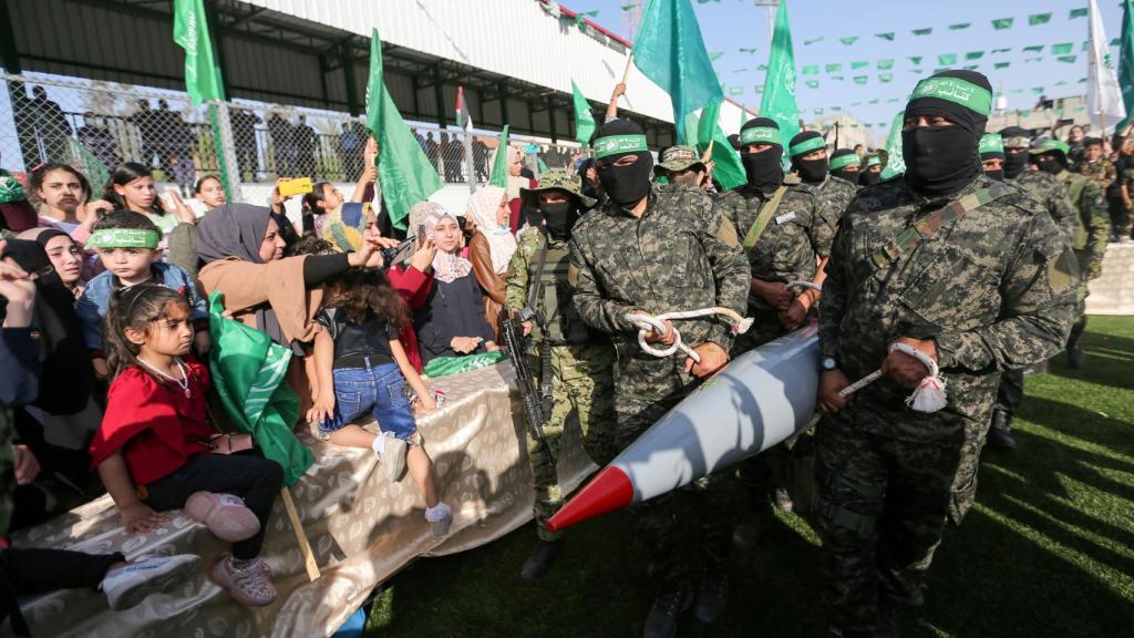 Palestinos se manifiestan contra Israel en Gaza.