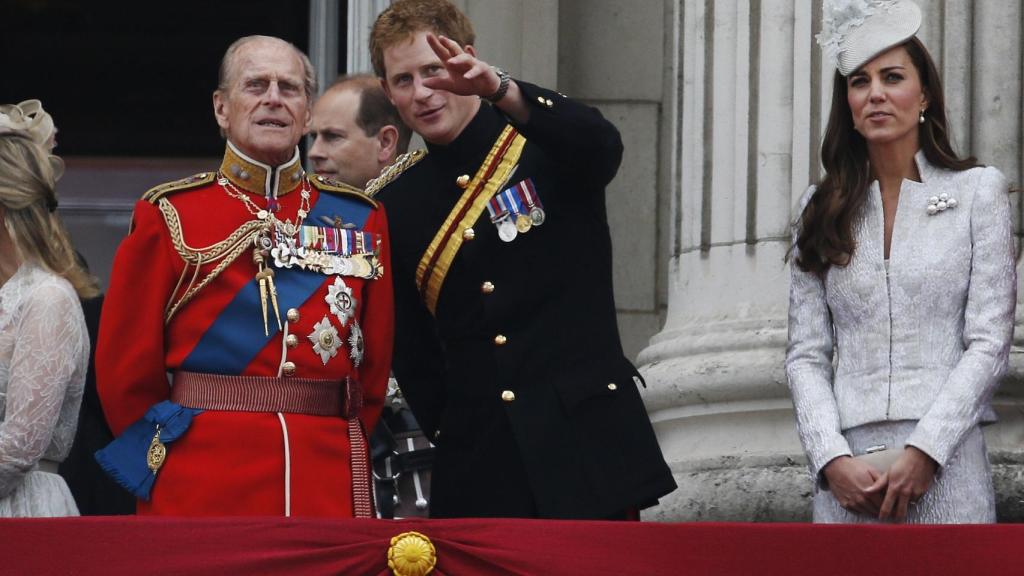 El duque de Edimburgo y Harry de Inglaterra en una imagen de 2014.