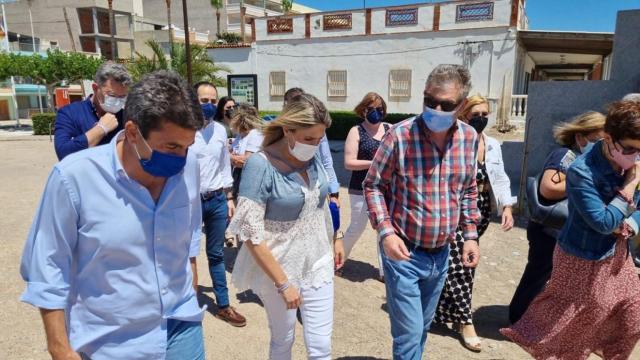 Carlos Mazón y su equipo durante su visita a Nules.