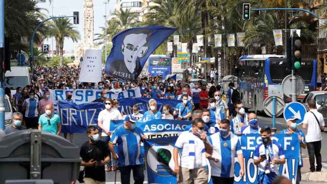 Los numerosos manifestantes herculanos han recorrido la principal avenida con soflamas contra Ortiz.
