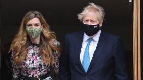 Boris Johnson y su pareja Carrie Symonds en una imagen reciente.