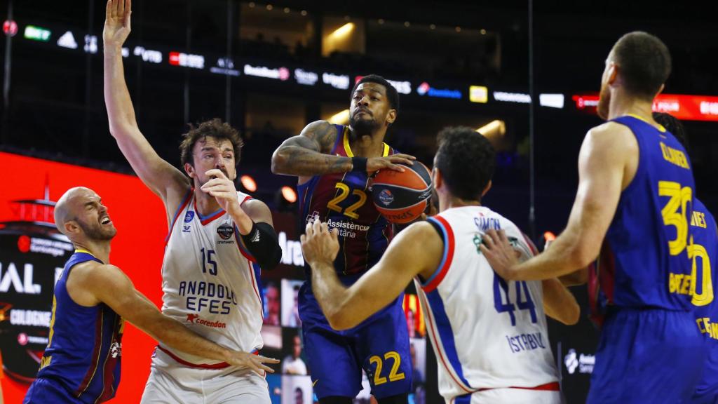 Cory Higgins intenta penetrar ante la defensa de Anadolu Efes