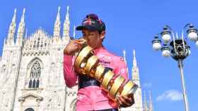Egan Bernal besa el trofeo como ganador del Giro de Italia 2021