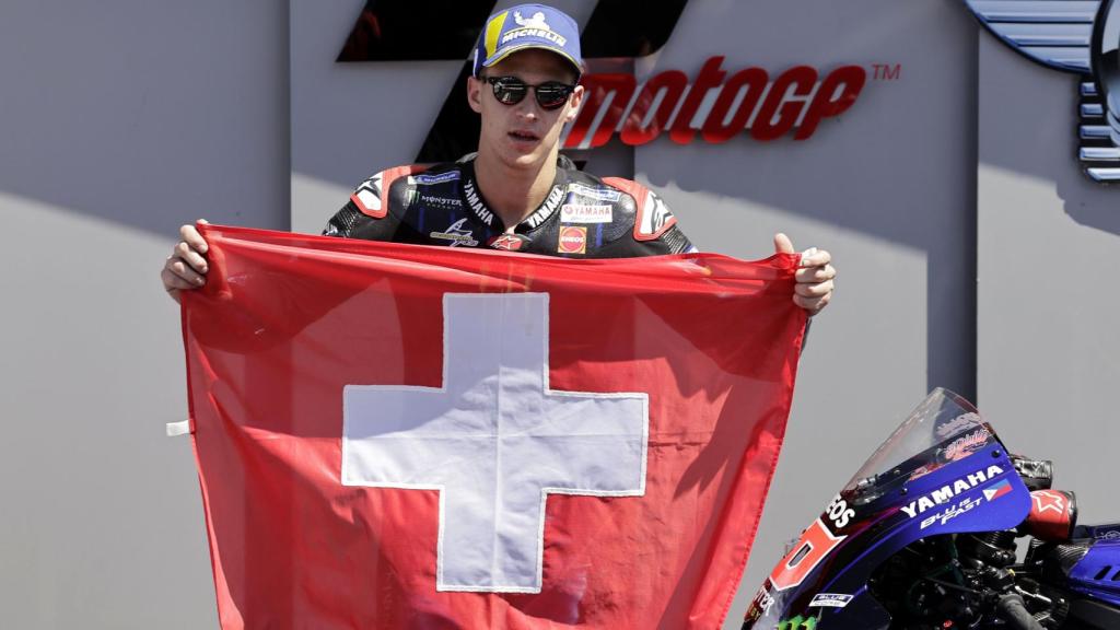 Fabio Quartararo, ganador del GP de Italia, muestra la bandera de Suiza en honor del fallecido Jason Dupasquier.