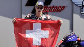 Fabio Quartararo, ganador del GP de Italia, muestra la bandera de Suiza en honor del fallecido Jason Dupasquier.