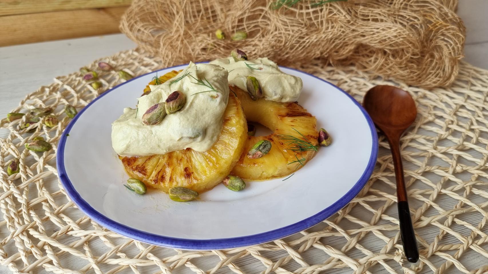Piña asada con mousse de pistacho, un postre de fruta perfecto
