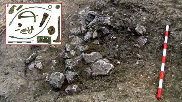 Piedras cubriendo una de las tumbas de Monte Bernorio y los objetos metálicos recuperados en el mismo espacio funerario.