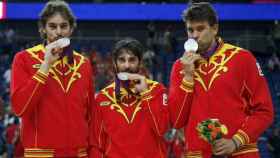 Pau Gasol, Juan Carlos Navarro y Marc Gasol, con la medalla de plata de Londres 2012