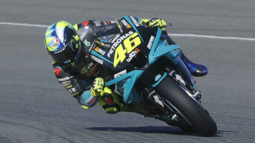 Valentino Rossi tomando una curva con su Yamaha