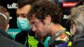 Valentino Rossi en el box del equipo Petronas