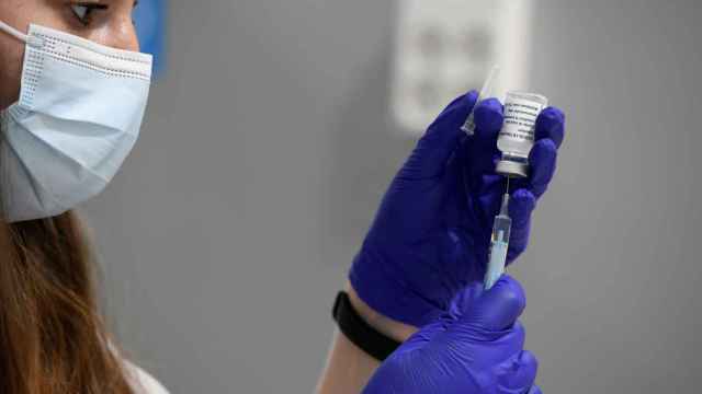 Una enfermera del Hospital Zendal de Madrid carga una dosis de la vacuna de AstraZeneca.