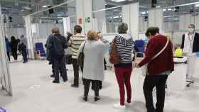 Varias personas acuden a recibir la vacuna contra el Covid-19 en el Hospital Enfermera Isabel Zendal, en Madrid..