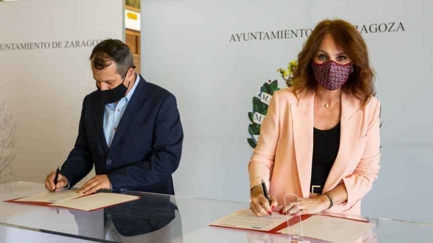 Firma del acuerdo entre la concejala de Economía, Innovación y Empleo del Ayuntamiento de Zaragoza, Carmen Herrarte,  y  el presidente de ECOS, José Antonio Pueyo.