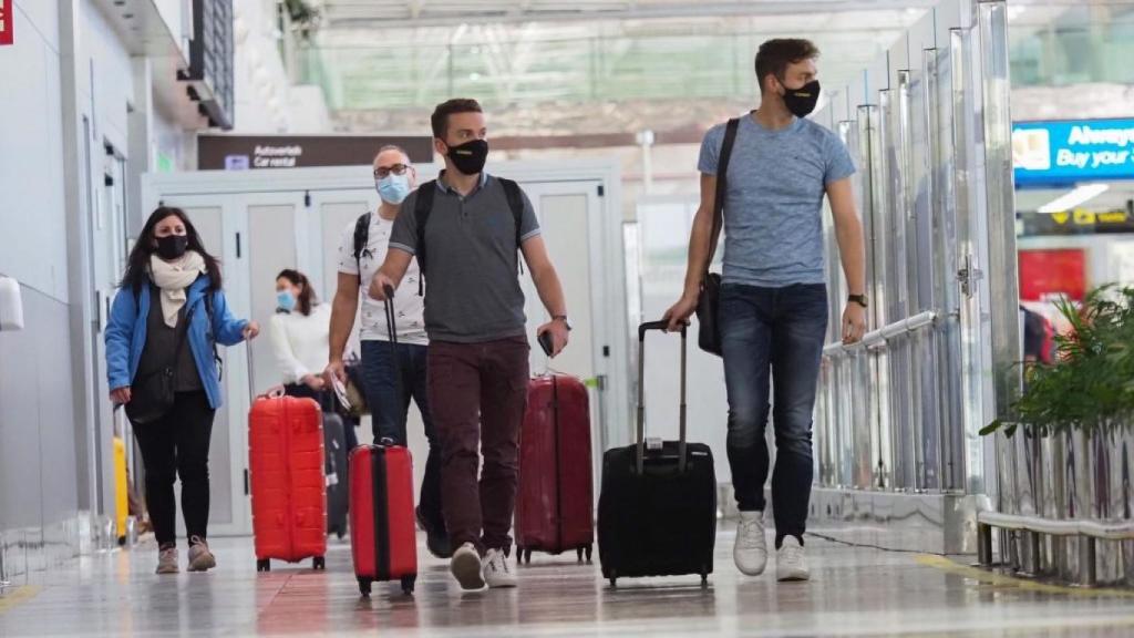 Viajeros en un aeropuerto.