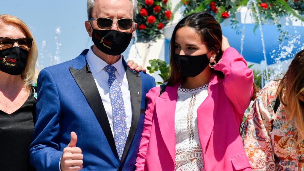 Gloria Camila, junto a su padre, sus tíos y sobrinos, en el homenaje a su madre, Rocío Carrasco.