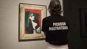 La acción artística liderada por la profesora y artista Maria Llopis en el museo Picasso.