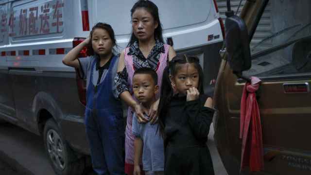 Mujer con sus hijos en China.