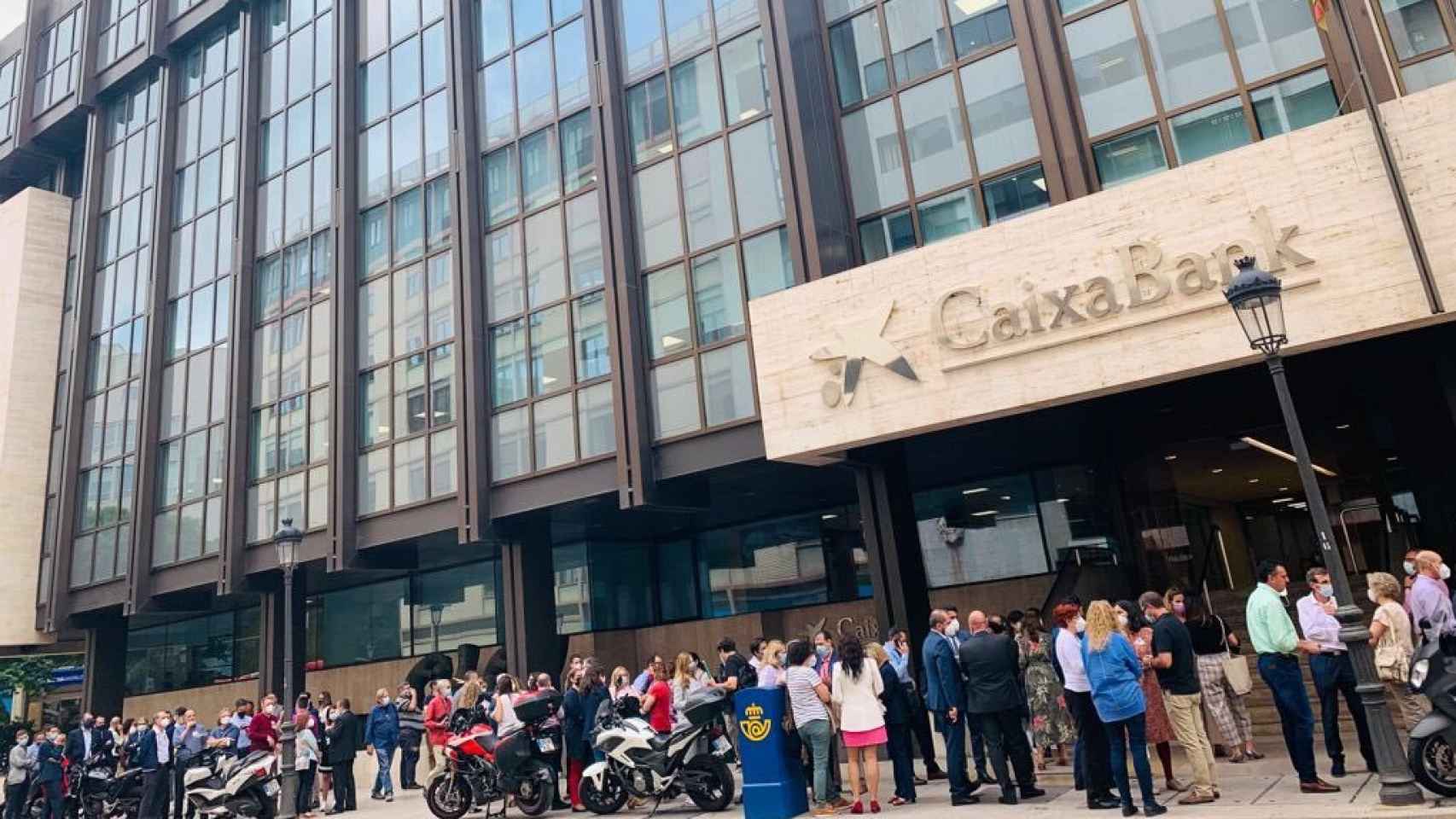 Los trabajadores de CaixaBank realizan paros parciales y se concentran frente a las sedes del banco en protesta por el ERE.