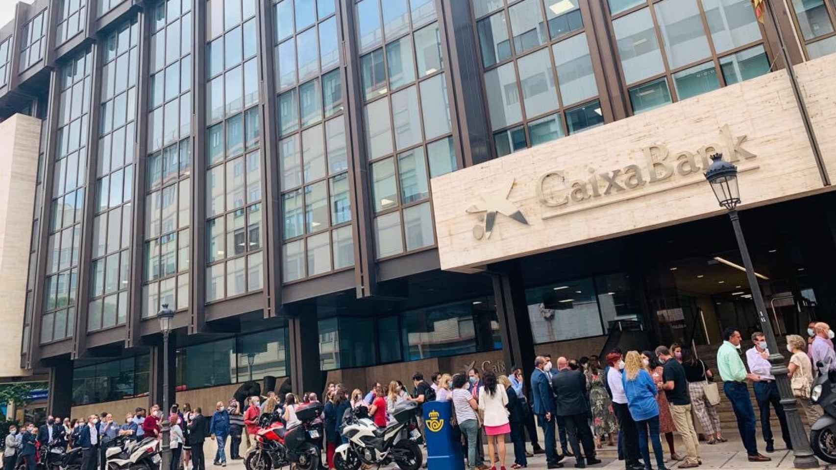 Los trabajadores de CaixaBank realizan paros parciales y se concentran frente a las sedes del banco en protesta por el ERE.