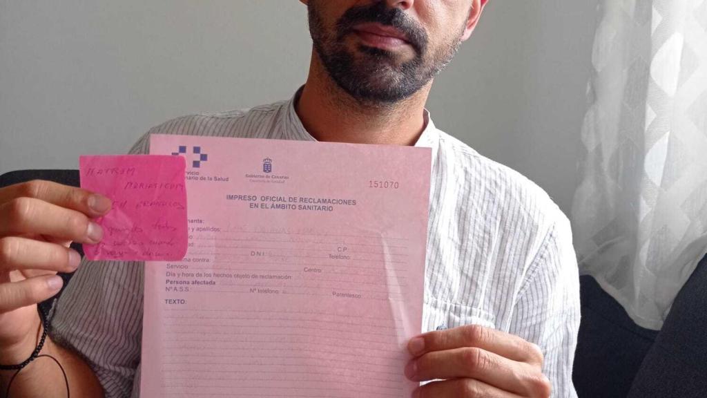 Iván muestra el post-it y la reclamación que hizo después