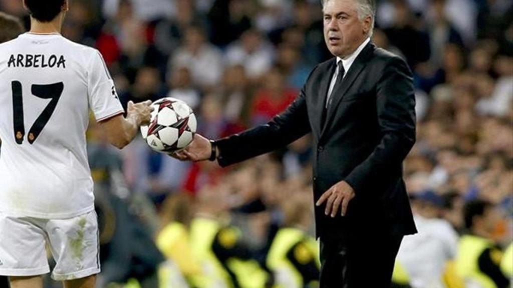 Álvaro Arbeloa y Carlo Ancelotti, durante un partido del Real Madrid
