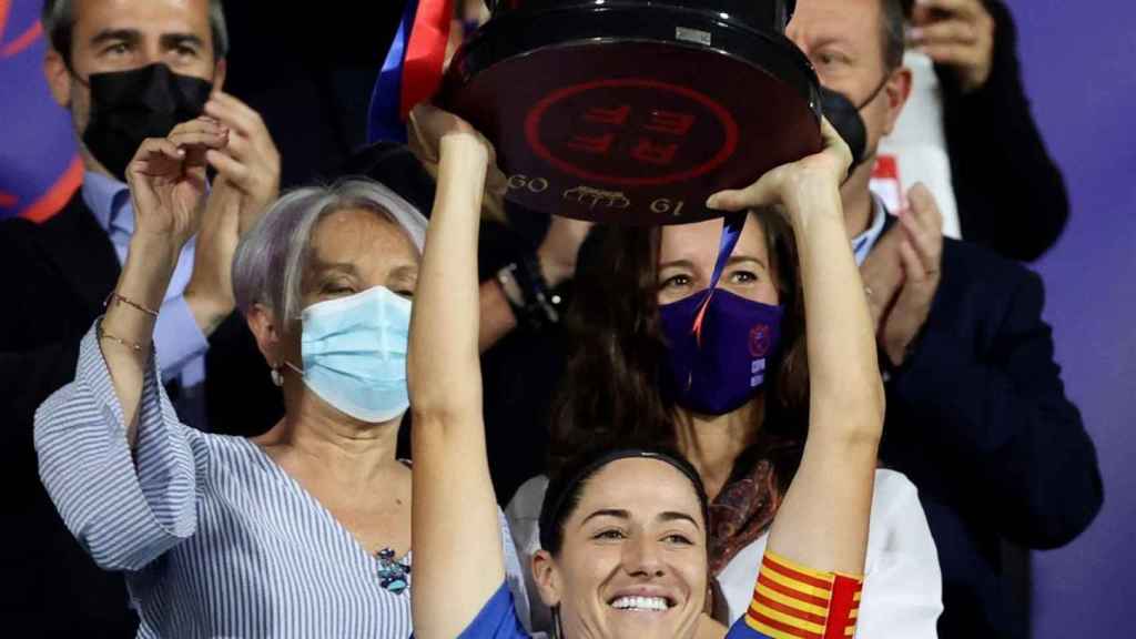Vicky Losada levanta la Copa de la Reina 2020/2021 como capitana del Barcelona Femenino