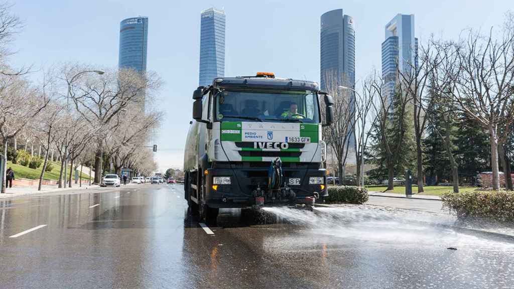 Camión de limpieza en las calles de Madrid.