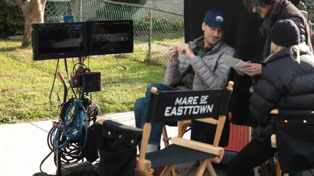 Brad Ingelsby en el rodaje de 'Mare of Easttown'.