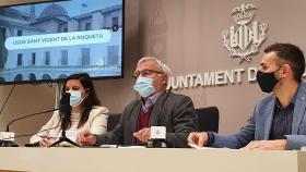 Joan Ribó, en el centro, junto a sus vicealcaldes Sandra Gómez (PSPV-PSOE) y Sergi Campillo (Compromís). EE