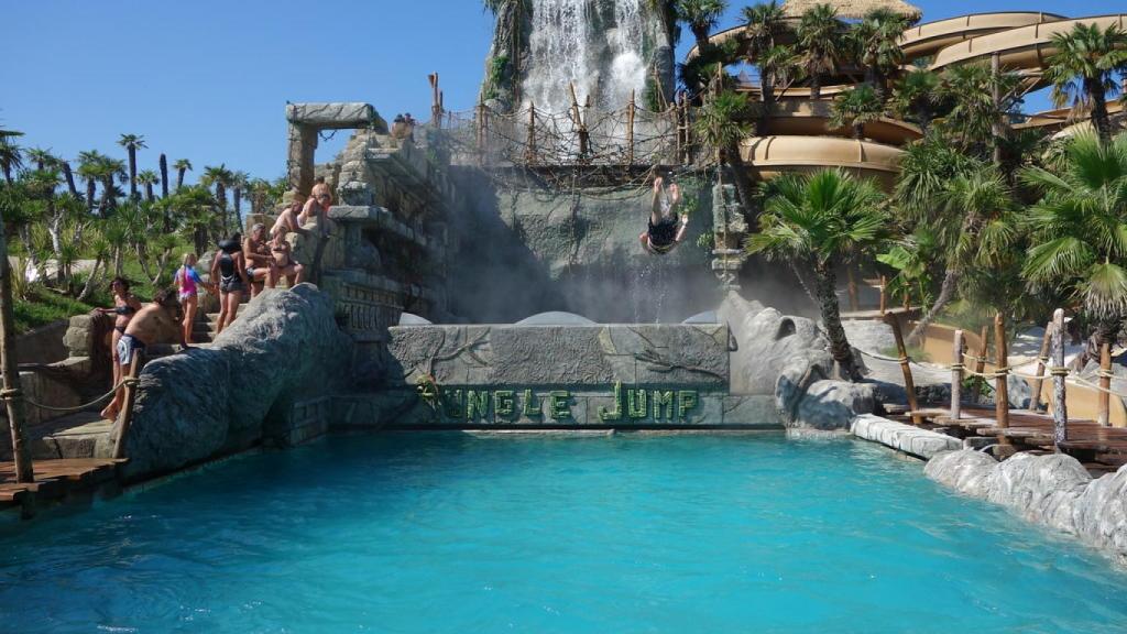 Una de las populares atracciones de Aqualandia.