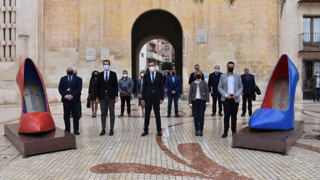 17 alcaldes de España con vínculos con el calzado se reunieron en Elche el pasado 16 de abril para presionar contra el fin de este arancel de EEUU.