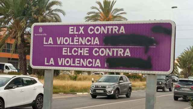 Señal atacada en la entrada de Elche desde la carretera de Alicante.