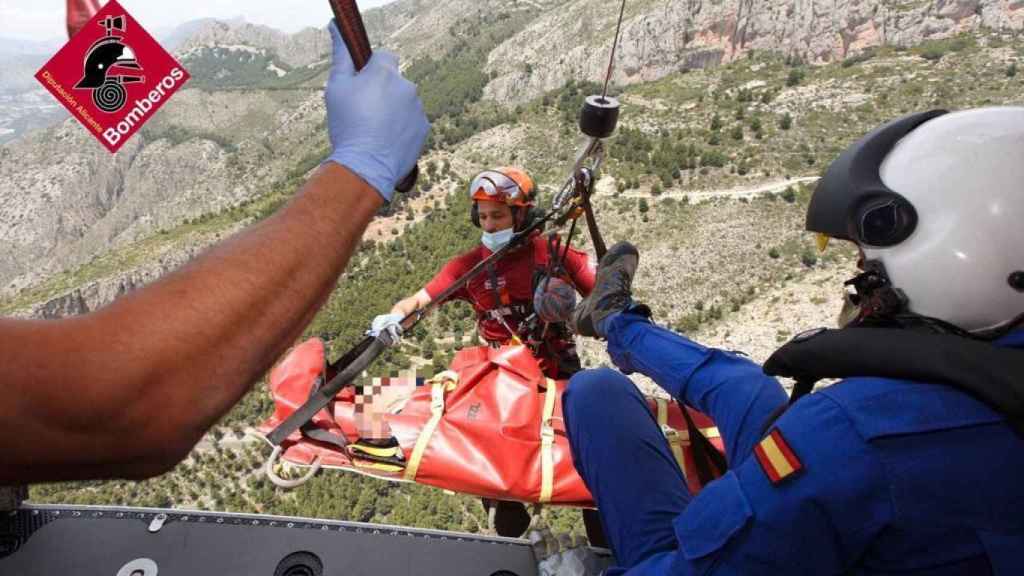 El equipo de rescate del Consorcio de Bomberos con el senderista de 75 años en Xaló