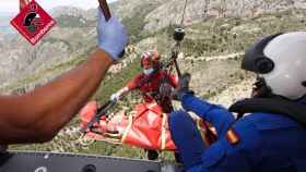 El equipo de rescate del Consorcio de Bomberos con el senderista de 75 años en Xaló