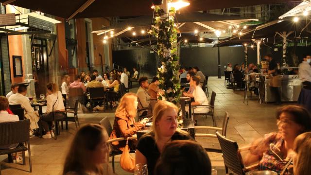 Varias personas en una terraza en el centro de Madrid. EP