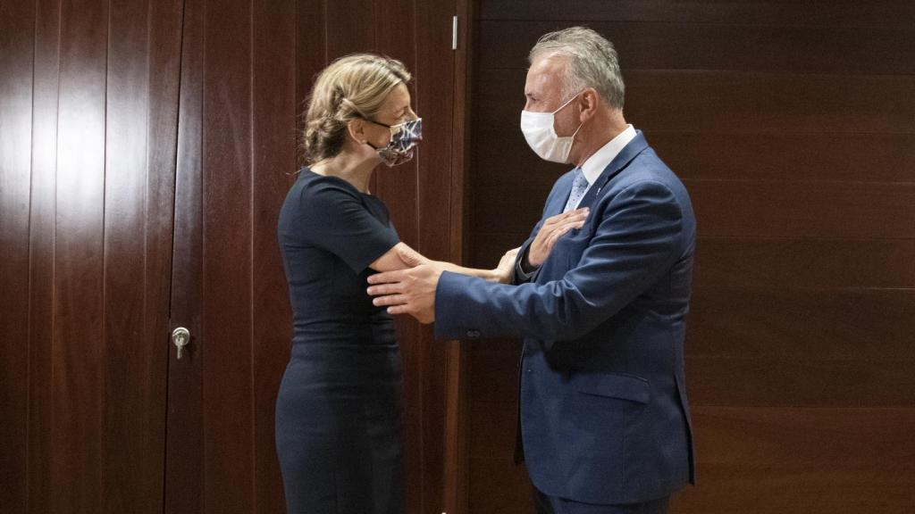 Yolanda Díaz saluda a Ángel Víctor Torres, presidente de Canarias.
