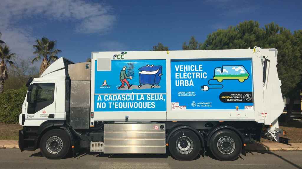 Camión de limpieza de FCC que desarrolla su labor en la ciudad de Valencia.