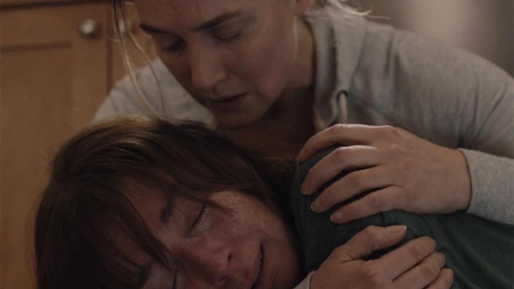 Kate Winslet y Julianne Nicholson en el final de 'Mare of Easttown'.