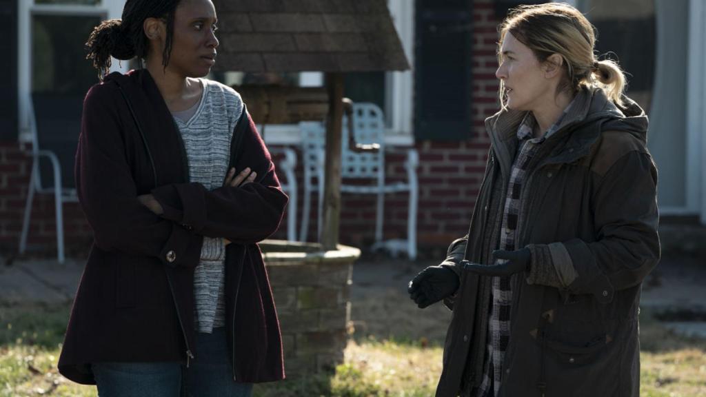 Chinasa Ogbuagu y Kate Winslet en el primer episodio de la serie.