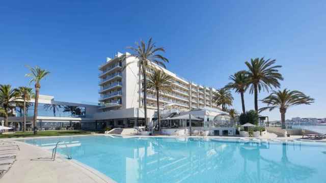 El hotel Torre del Mar, en Ibiza, donde han aparecido los jóvenes muertos.