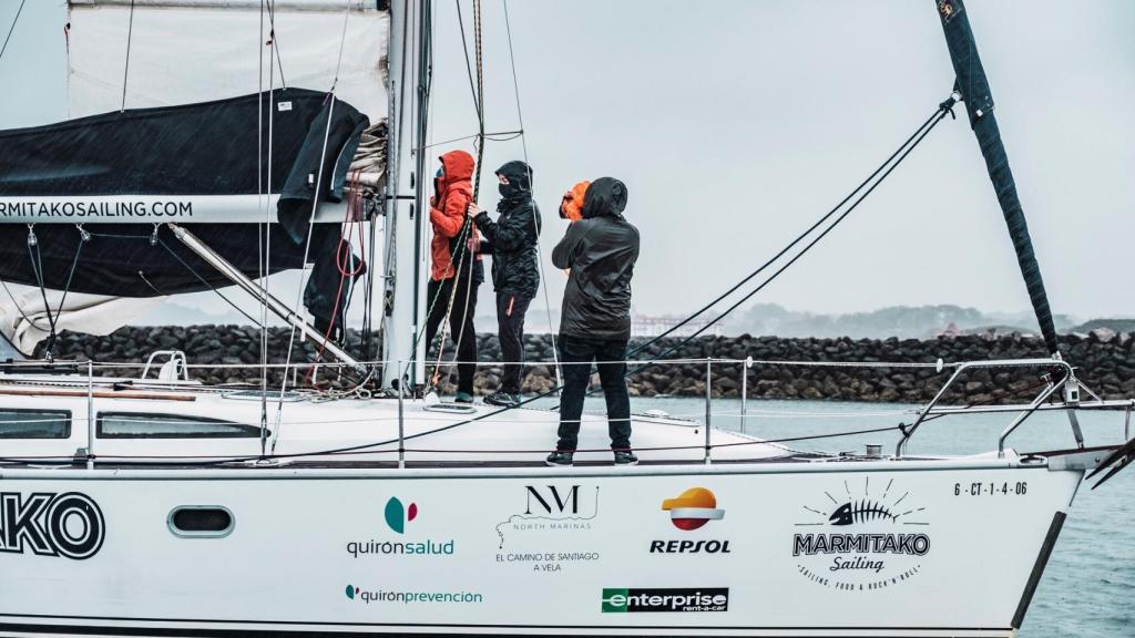 El barco ha tardado en salir más de lo previsto por la lluvia.