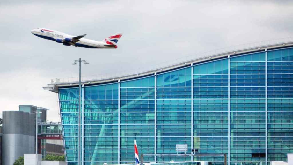 Un avión despegando de Heathrow.
